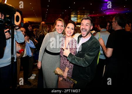 Simone Hanselmann, Birthe Wolter und Jochen Schropp bei der Premiere des Theaterstücks 'Stolz und Vorurteil *oder so' in der Komödie am Kurfürstendamm Foto Stock