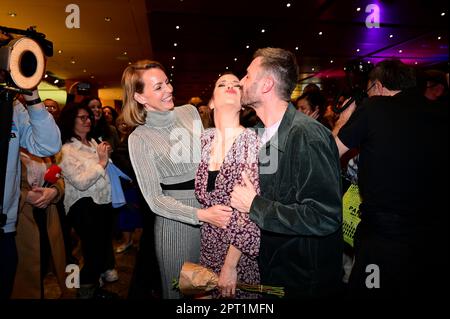 Simone Hanselmann, Birthe Wolter und Jochen Schropp bei der Premiere des Theaterstücks 'Stolz und Vorurteil *oder so' in der Komödie am Kurfürstendamm Foto Stock