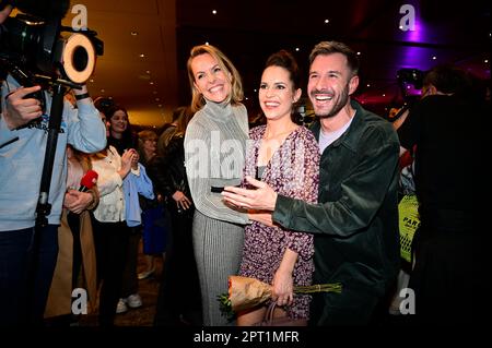 Simone Hanselmann, Birthe Wolter und Jochen Schropp bei der Premiere des Theaterstücks 'Stolz und Vorurteil *oder so' in der Komödie am Kurfürstendamm Foto Stock