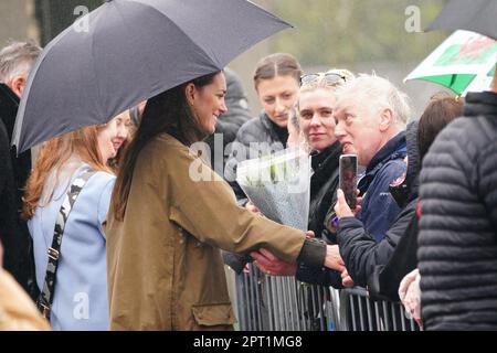 La principessa del Galles incontra i membri del pubblico dopo aver visitato il Dowlais Rugby Club vicino a Merthyr Tydfil in Galles per incontrare volontari e sostenitori del salvataggio in montagna. L'organizzazione a conduzione volontaria, che copre l'area centrale del Parco Nazionale di Bannau Brycheiniog, tra cui Pen y Fan, festeggia il suo 60th° compleanno. Data immagine: Giovedì 27 aprile 2023. Foto Stock