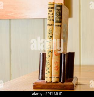 NEW ORLEANS, LA, USA - 27 MARZO 2023: Due libri per bambini di A.A. Milne: 'The House at Pooh Corner' e 'quando eravamo molto giovani' Foto Stock
