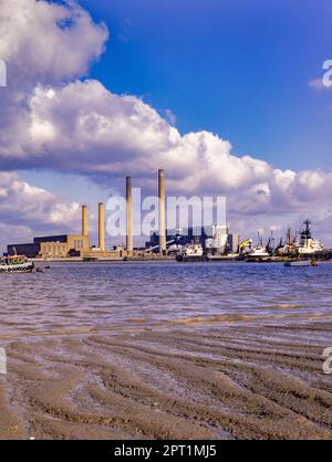 Immagine storica dei Thams di gravesend con le centrali di Tilbury A e B prese nel 1986 Foto Stock