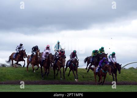 Corridori e cavalieri hanno pulito Ruby's Double durante la Mongey Communications la Touche Cup Cross Country Chase il terzo giorno del Punchestown Festival all'ippodromo di Punchestown nella contea di Kildare, Irlanda. Data immagine: Giovedì 27 aprile 2023. Foto Stock