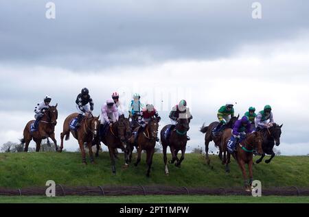 Corridori e cavalieri hanno pulito Ruby's Double durante la Mongey Communications la Touche Cup Cross Country Chase il terzo giorno del Punchestown Festival all'ippodromo di Punchestown nella contea di Kildare, Irlanda. Data immagine: Giovedì 27 aprile 2023. Foto Stock