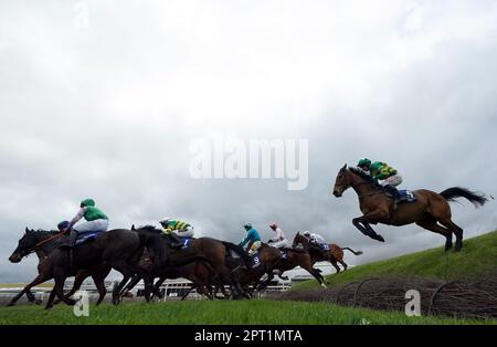 Corridori e cavalieri hanno pulito Ruby's Double durante la Mongey Communications la Touche Cup Cross Country Chase il terzo giorno del Punchestown Festival all'ippodromo di Punchestown nella contea di Kildare, Irlanda. Data immagine: Giovedì 27 aprile 2023. Foto Stock