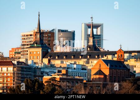 Madrid, Spagna - 4 marzo 2023: Skyline della città di Madrid. Punto di vista di Moncloa. Faro di Moncloa. Teleobiettivo Foto Stock