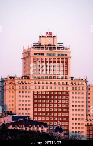 Madrid, Spagna - 4 marzo 2023: Teleobiettivo con vista dell'Hotel Riu Plaza Espana, situato nell'emblematico edificio Espana sulla Gran Via. Vista al sole Foto Stock