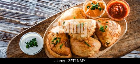 Composizione con un piatto di pierogi al forno Foto Stock