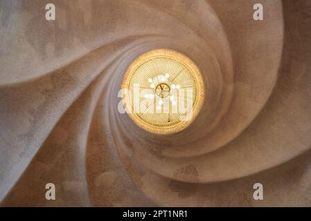 Lampada e soffitto della sala principale del piano nobile di Casa Batlló a forma di spirale elicoidale (Barcellona, Catalogna, Spagna) Foto Stock