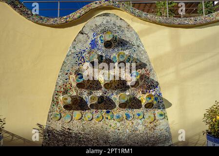 Scatole di fiori sul muro del cortile di Casa Batlló con trencadís e decorazione in ceramica (Barcellona, Catalogna, Spagna) Foto Stock