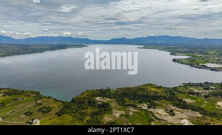 Vista aerea delle risaie e dei terreni agricoli sulle rive del lago Toba. Sumatra, Indonesia. Foto Stock