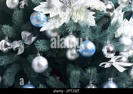 Dettagli di un albero di Natale. Dettaglio colpo di albero di Natale rami appeso con nastri e giocattoli di Natale. Il concetto della tradizionale celebrazione o Foto Stock