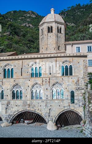 Antica Abbazia di San Fruttuoso nel piccolo borgo samename della Riviera Italiana Foto Stock