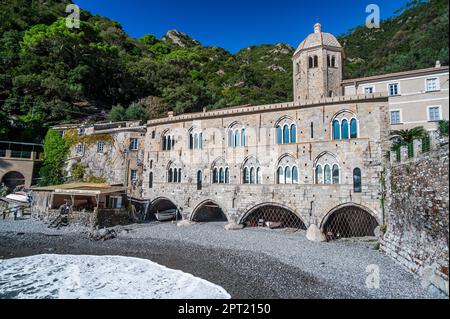 Antica Abbazia di San Fruttuoso nel piccolo borgo samename della Riviera Italiana Foto Stock