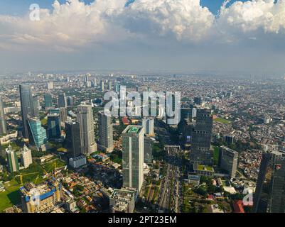 Giacarta, Indonesia - 11 ottobre 2022: Vista aerea dei grattacieli e degli edifici moderni di Giacarta. Foto Stock