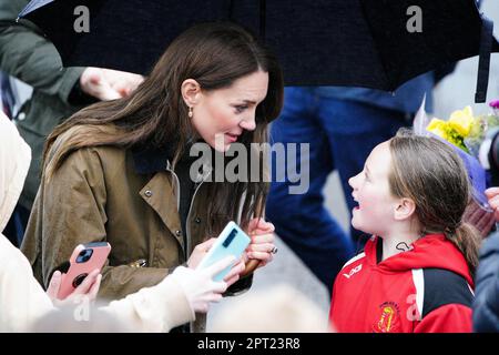 La principessa del Galles incontra i membri del pubblico dopo aver visitato il Dowlais Rugby Club vicino a Merthyr Tydfil in Galles per incontrare volontari e sostenitori del salvataggio in montagna. L'organizzazione a conduzione volontaria, che copre l'area centrale del Parco Nazionale di Bannau Brycheiniog, tra cui Pen y Fan, festeggia il suo 60th° compleanno. Data immagine: Giovedì 27 aprile 2023. Foto Stock