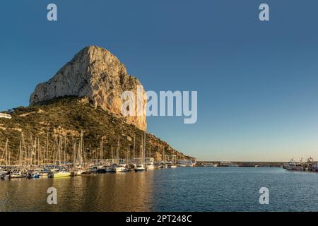 Il Peñón de Ifach, un'enorme formazione calcarea nel comune di Calp (Calpe) sulla costa mediterranea spagnolo, provincia di Alicante, Spagna. Foto Stock