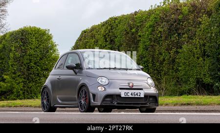 Bicester, Oxon, Regno Unito - Aprile 23rd 2023. 2016 Fiat 500 ABARTH 695 auto che viaggia su una strada di campagna inglese Foto Stock