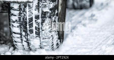 Battistrada perfetto per una giornata di neve. Primo piano di un pneumatico auto nella neve Foto Stock