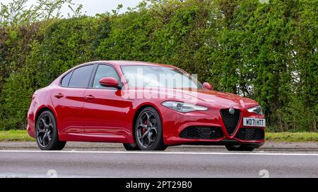 Bicester, Oxon, Regno Unito - Aprile 23rd 2023. 2022 rosso ALFA ROMEO GIULIA VELOCE TB AUTO viaggiando su una strada di campagna inglese Foto Stock