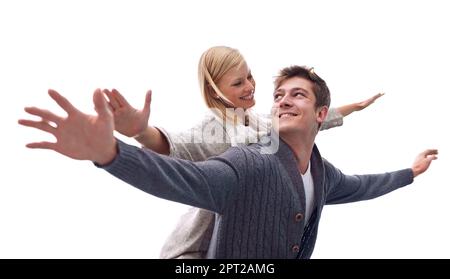 Mai un momento noioso insieme. Una giovane donna che cavalca i suoi fidanzati indietro con le braccia tese Foto Stock