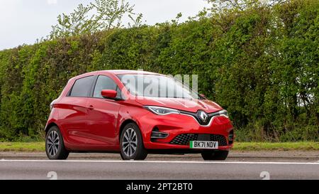 Bicester, Oxon, Regno Unito - Aprile 23rd 2023. 2021 rosso linea Renault ZOE GT CARICA RAPIDA EV 50 viaggiando su una strada di campagna inglese Foto Stock