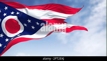 La bandiera dello stato dell'Ohio sventola nel vento in una giornata limpida. Ohio è uno stato della regione del Midwest degli Stati Uniti. illustrazione 3d Foto Stock