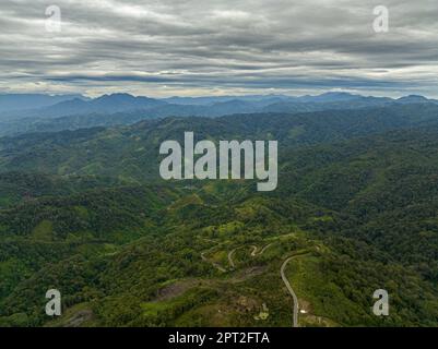 Drone aereo di montagne e colline con foresta verde e alberi nei tropici. Sumatra, Indonesia. Foto Stock