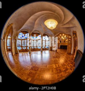 Vista fisheye della sala principale sul piano nobile di Casa Batlló progettato da Antoni Gaudí (Barcellona, Catalogna, Spagna) ESP: Vista ojo de pez C. Batlló Foto Stock