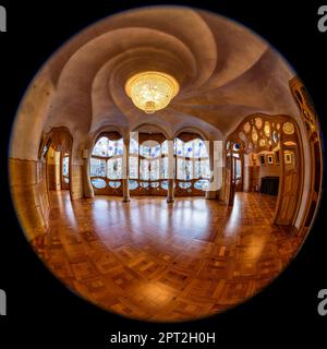 Vista fisheye della sala principale sul piano nobile di Casa Batlló progettato da Antoni Gaudí (Barcellona, Catalogna, Spagna) ESP: Vista ojo de pez C. Batlló Foto Stock