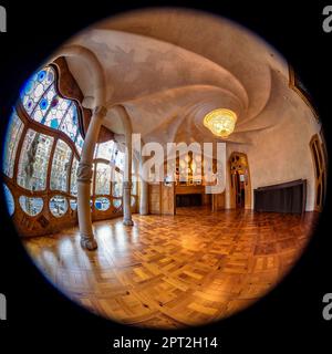 Vista fisheye della sala principale sul piano nobile di Casa Batlló progettato da Antoni Gaudí (Barcellona, Catalogna, Spagna) ESP: Vista ojo de pez C. Batlló Foto Stock