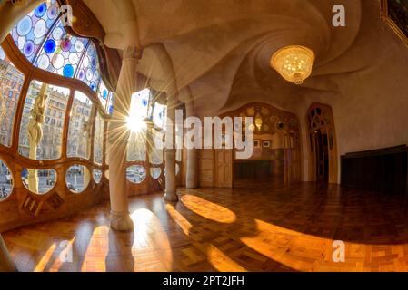 Vista fisheye della sala principale sul piano nobile di Casa Batlló progettato da Antoni Gaudí (Barcellona, Catalogna, Spagna) ESP: Vista ojo de pez C. Batlló Foto Stock