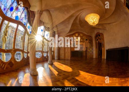 Vista fisheye della sala principale sul piano nobile di Casa Batlló progettato da Antoni Gaudí (Barcellona, Catalogna, Spagna) ESP: Vista ojo de pez C. Batlló Foto Stock