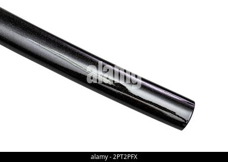 Primo piano di Saya - brillante scabbard nero stellato stile di un Katana - giapponese lunga spada isolata su sfondo bianco. Messa a fuoco selettiva. Foto Stock