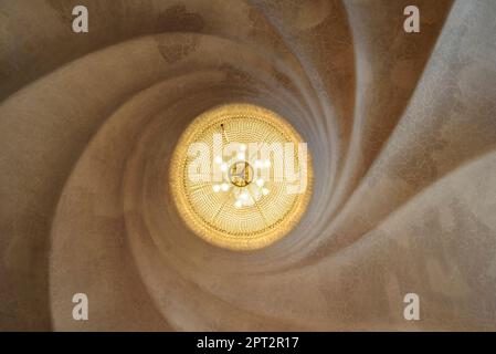 Lampada e soffitto della sala principale del piano nobile di Casa Batlló a forma di spirale elicoidale (Barcellona, Catalogna, Spagna) Foto Stock