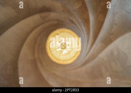 Lampada e soffitto della sala principale del piano nobile di Casa Batlló a forma di spirale elicoidale (Barcellona, Catalogna, Spagna) Foto Stock