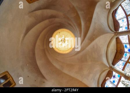 Lampada e soffitto della sala principale del piano nobile di Casa Batlló a forma di spirale elicoidale (Barcellona, Catalogna, Spagna) Foto Stock