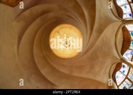 Lampada e soffitto della sala principale del piano nobile di Casa Batlló a forma di spirale elicoidale (Barcellona, Catalogna, Spagna) Foto Stock