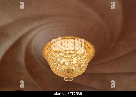 Lampada e soffitto della sala principale del piano nobile di Casa Batlló a forma di spirale elicoidale (Barcellona, Catalogna, Spagna) Foto Stock