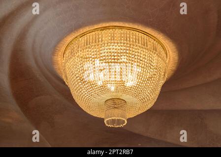 Lampada e soffitto della sala principale del piano nobile di Casa Batlló a forma di spirale elicoidale (Barcellona, Catalogna, Spagna) Foto Stock