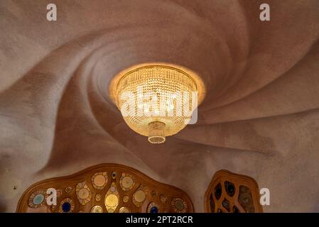 Lampada e soffitto della sala principale del piano nobile di Casa Batlló a forma di spirale elicoidale (Barcellona, Catalogna, Spagna) Foto Stock