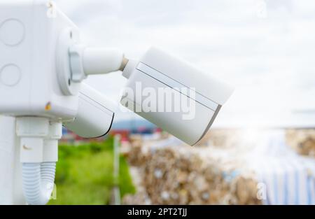 Vista laterale del sistema di telecamere di sicurezza TVCC bianco per la sicurezza in uno stabilimento di riciclaggio della carta. Televisione a circuito chiuso. Sistema di sicurezza elettronico CCTV Foto Stock