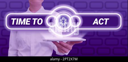 Scrittura a mano segno tempo di agire, Business idea quando si purifica il corpo di tossine o smettere di consumare il farmaco uomo in tuta puntando a frecce e fotocamera Foto Stock