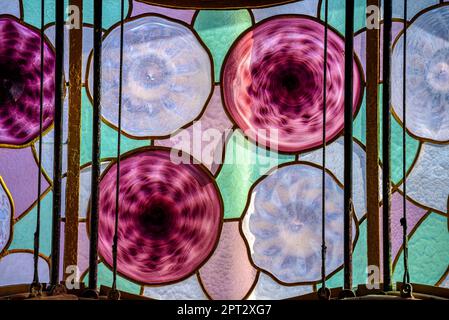 Vetrate originali moderniste progettate da Antoni Gaudí al secondo piano di Casa Batlló (Barcellona, Catalogna, Spagna) Foto Stock