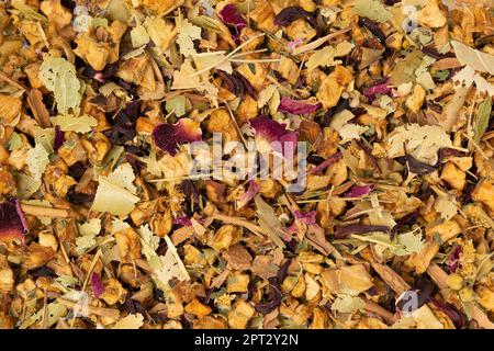 Le foglie di tè sono immerse in una teiera in ceramica d'epoca, creando un aroma rilassante e una bevanda calda per ogni occasione. Le foglie sono accuratamente raccolte a mano e. Foto Stock