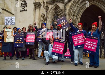 Londra, Regno Unito. 27th aprile 2023. Royal College of Nursing membri fase una protesta al di fuori delle Corti reali di giustizia, come il governo del Regno Unito intraprende azioni legali contro infermieri in seguito a scioperi. Foto Stock