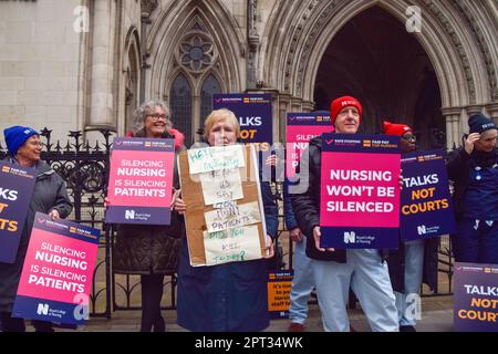 Londra, Regno Unito. 27th aprile 2023. Royal College of Nursing membri fase una protesta al di fuori delle Corti reali di giustizia, come il governo del Regno Unito intraprende azioni legali contro infermieri in seguito a scioperi. Foto Stock