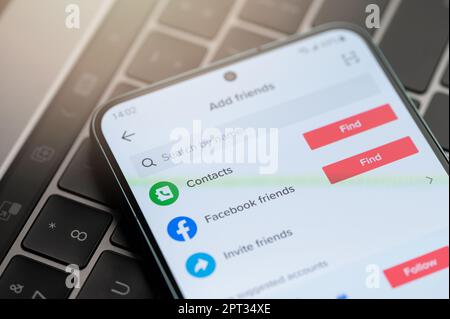 New york, USA - 25 aprile 2023: Aggiungi amici a tiktok sullo schermo dello smartphone primo piano vista tastiera sfondo Foto Stock