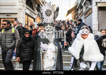 Venezia vestito carnevale, due partecipanti in costumi barocchi veneziani, con turisti sul Ponte di Rialto, Italia, Europa Credit: Imageplotter/Alamy Live News Foto Stock