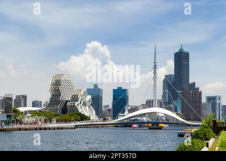 Kaohsiung, Taiwan, 27 agosto 2022: Porto di Kaohsiung e ponte di dagang a Taiwan Foto Stock